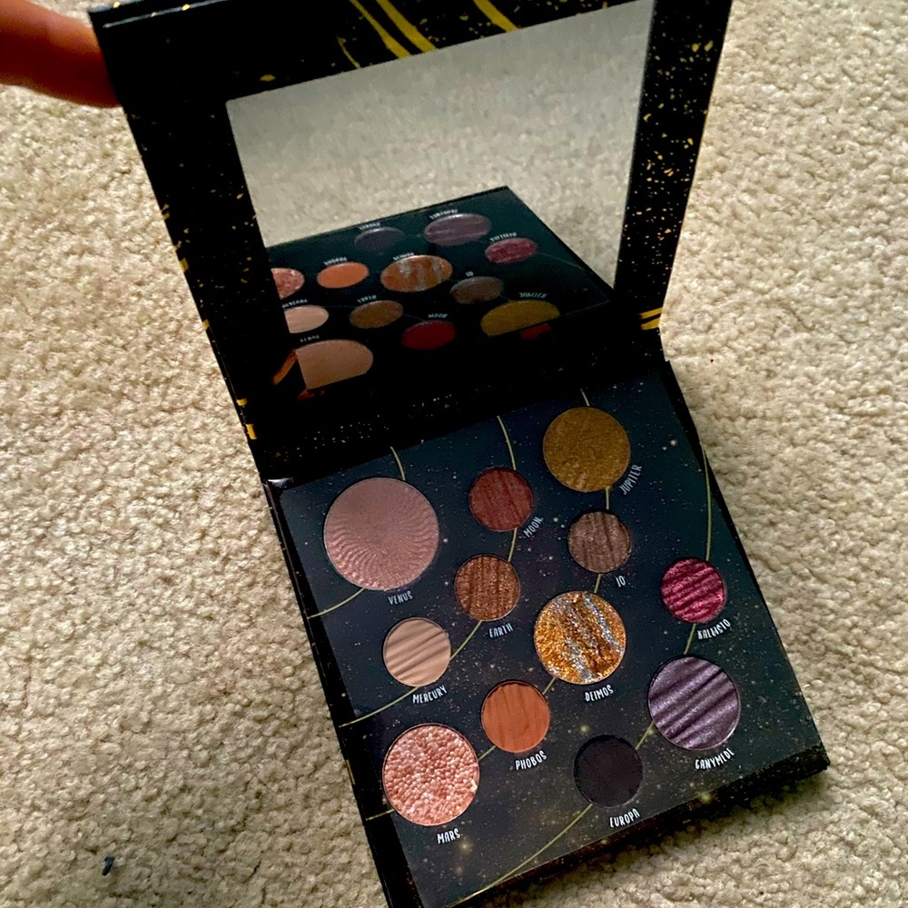 DITO COSMETICS
LIMITED EDITION VENUS 12 Shade Palette